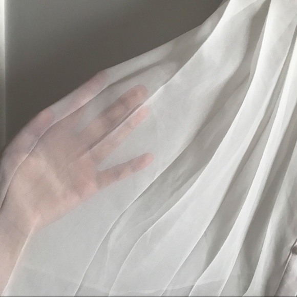 White blouse - Picture 7 of 10